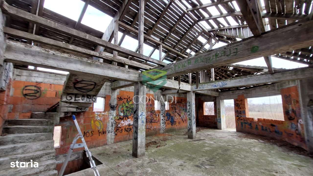 Vila la rosu cu 2000mp curte in comuna Cornetu-5