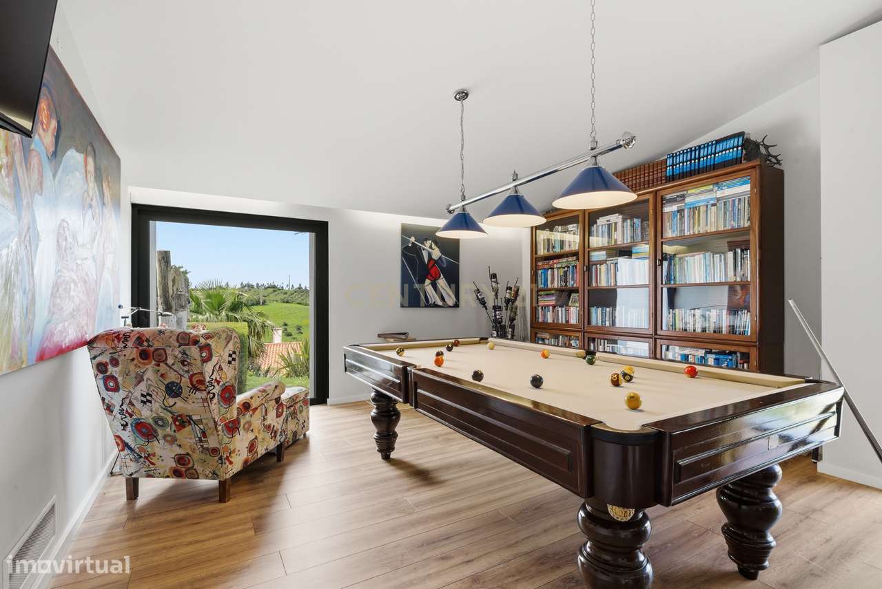 Quintinha T4 com edificação contemporânea no coração do Oeste, com ter-3