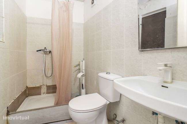 Prédio  2 Apartamentos 2 lojas Venda Barreiro-16