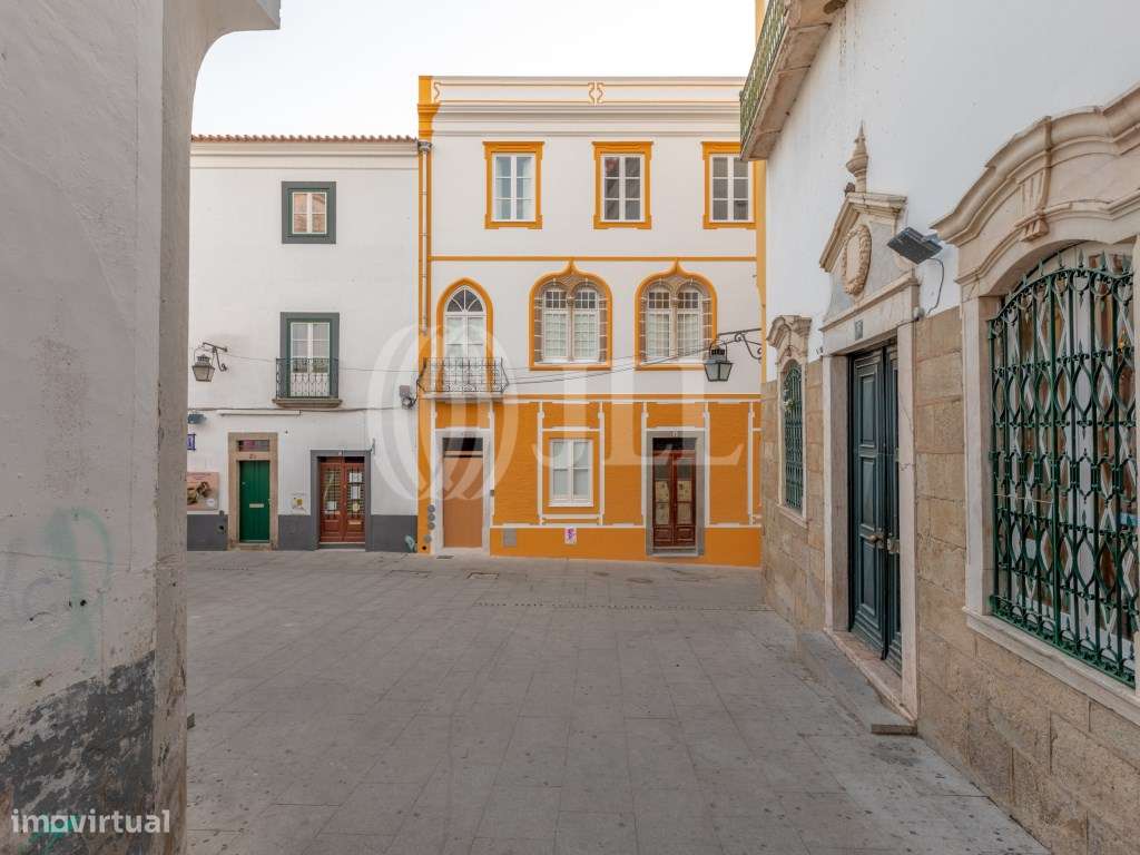 Prédio reabilitado, junto à Praça do Giraldo, em ÉVora - Grande imagem: 3/34