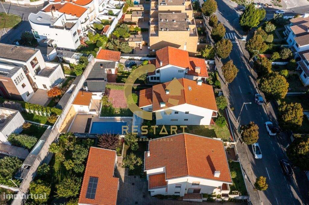 Moradia T5 com piscina e amplo terreno na Avenida de Francelos | Vila-5