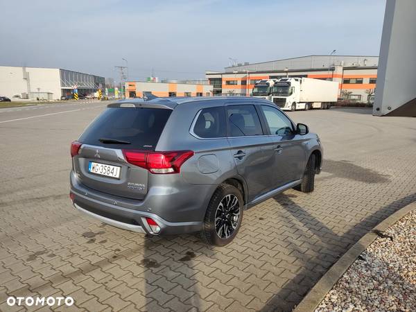 Mitsubishi Outlander 2.0 4WD Plug-In Hybrid - 4