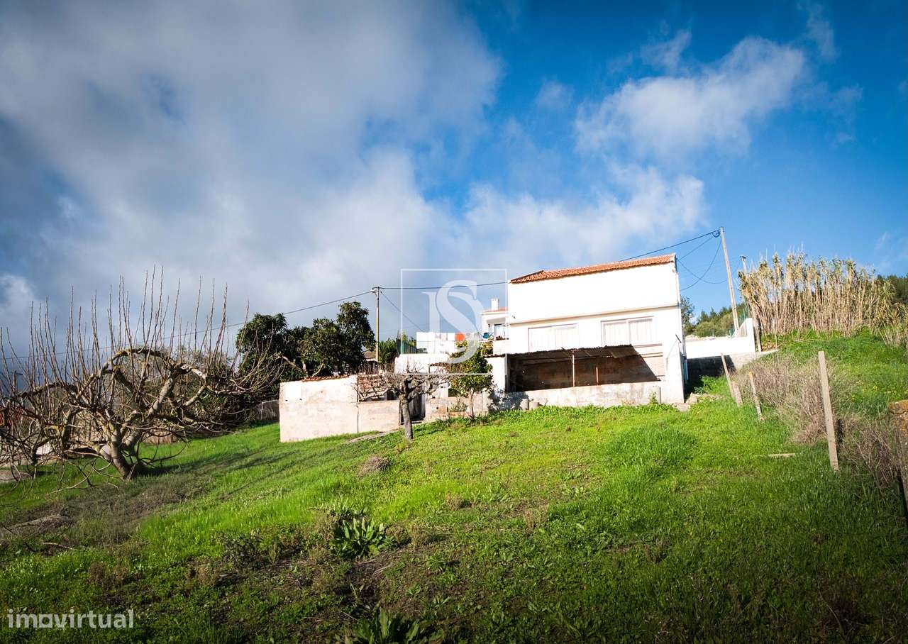 Terreno de 1.320 m² no Calhandriz, na zona da Adanaia  com ribeiro e b-33