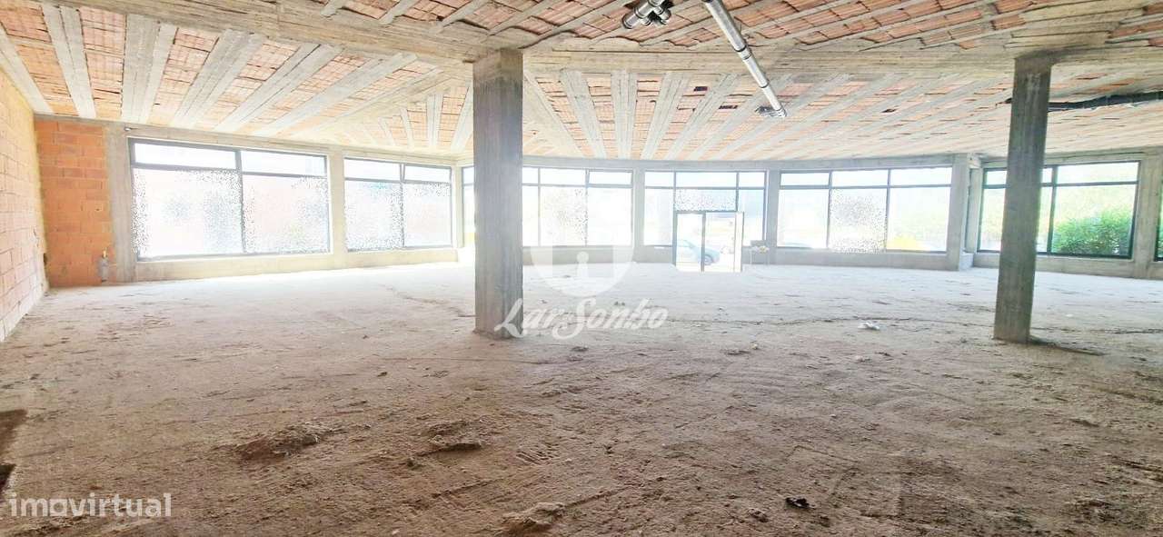 Loja com 607m2 com 7 Montras, Cave e Terraço em Madalena, Gaia - Grande imagem: 5/13