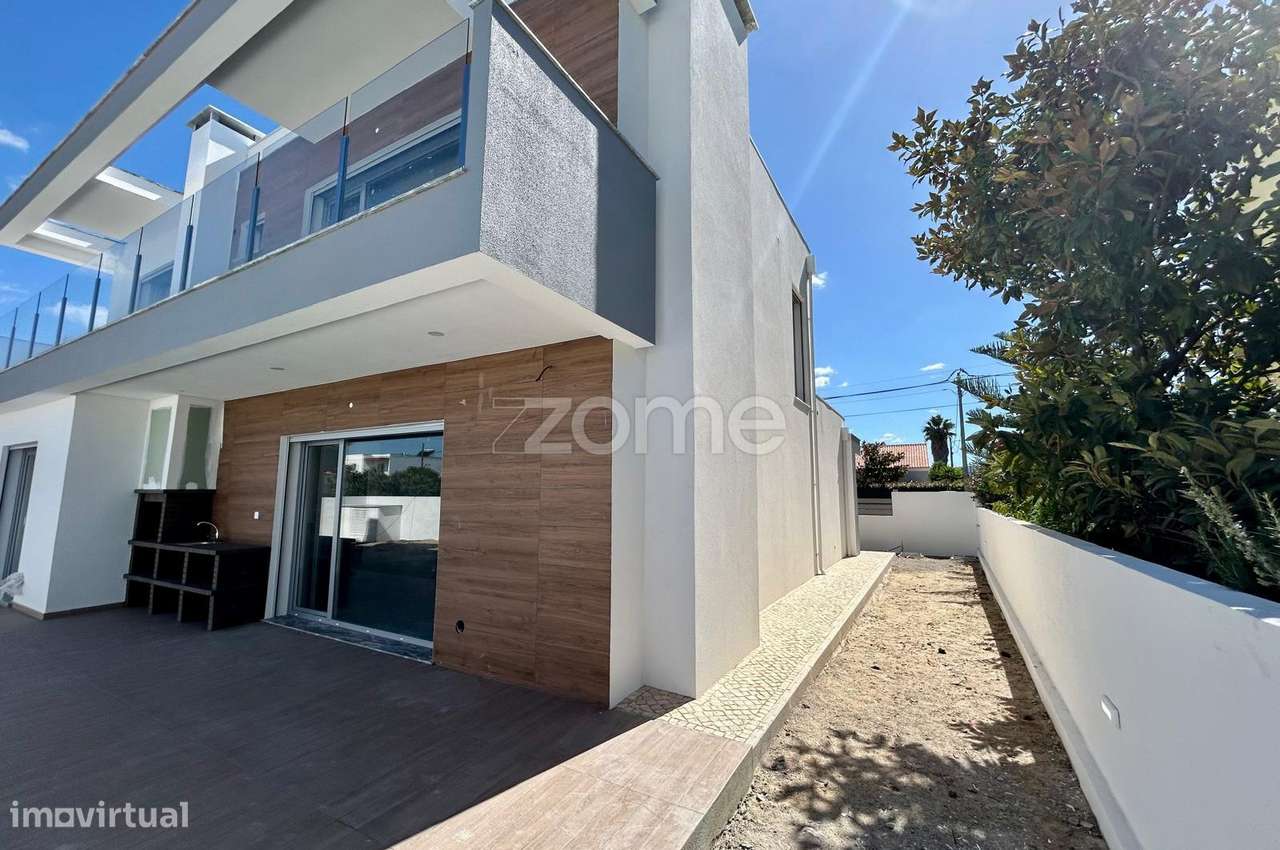 Moradia T4 com piscina, suíte e garagem em Azeitão-38