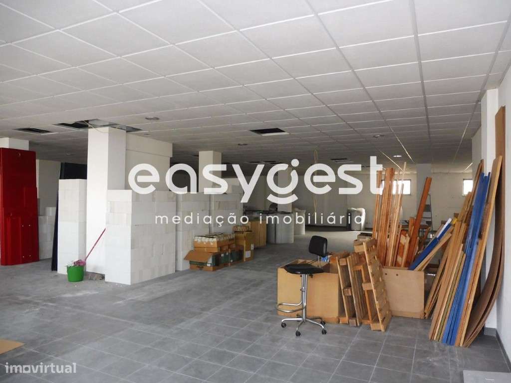 Loja situada no centro da Marinha Grande com uma área de 331m2 - Grande imagem: 3/11