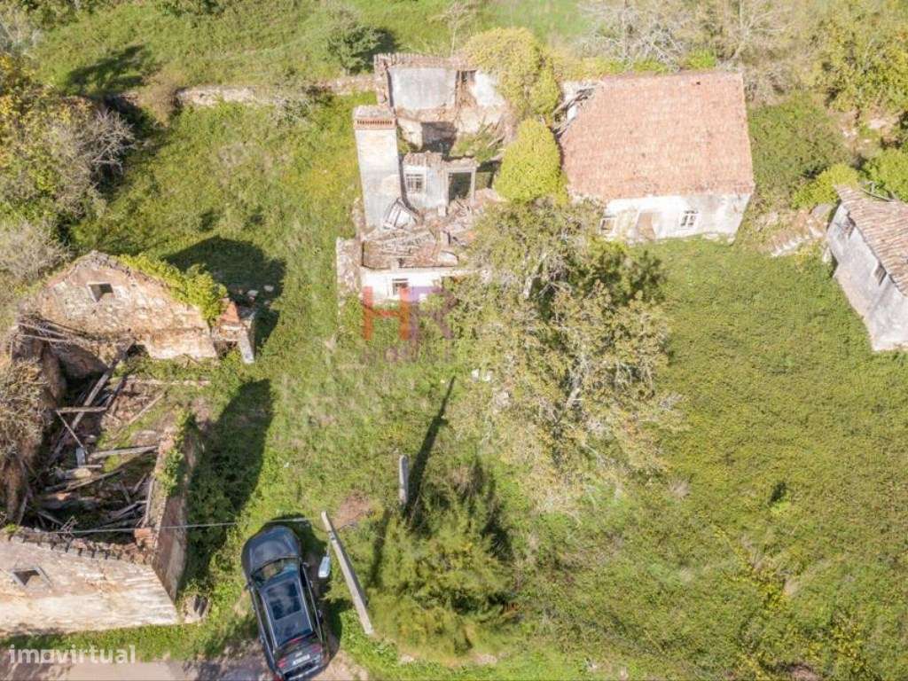 Vende-se Terreno com casas em ruina com 8000m2-8