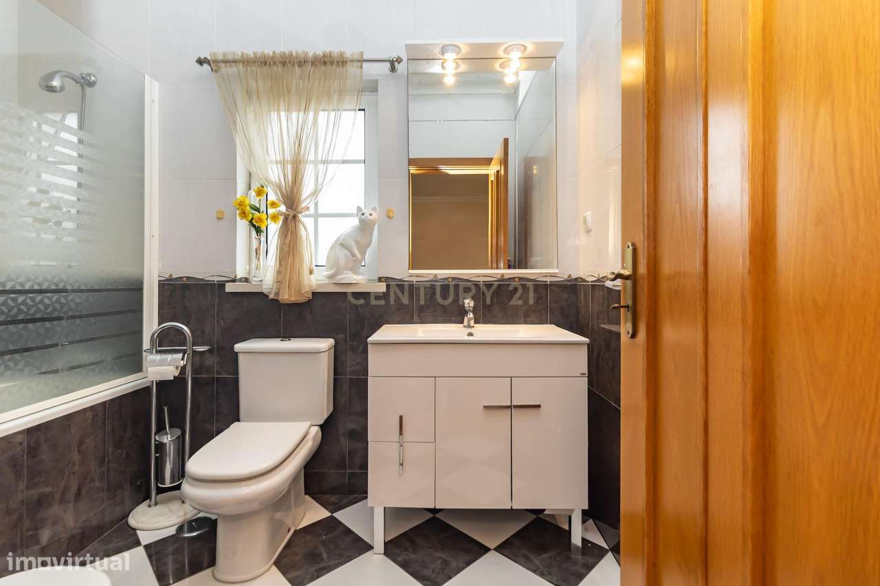 Moradia T4 Independente com garagem e jardim em Setúbal-33