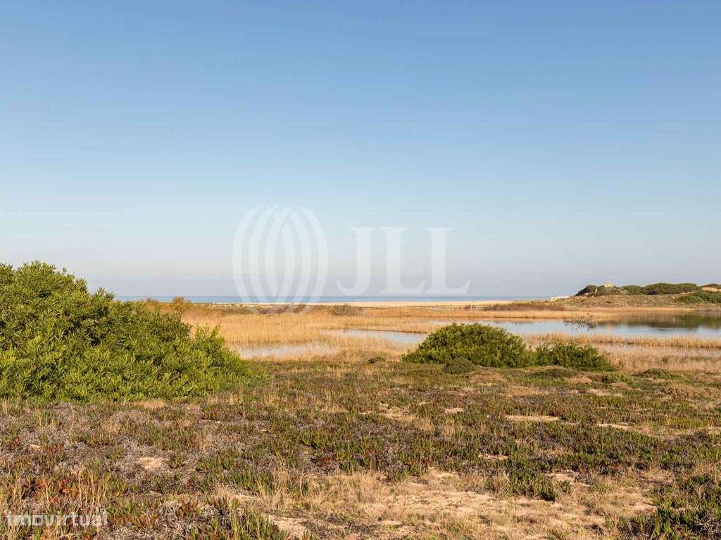 Terreno com ruína, junto à praia, em Sines, Setúbal - Grande imagem: 5/31