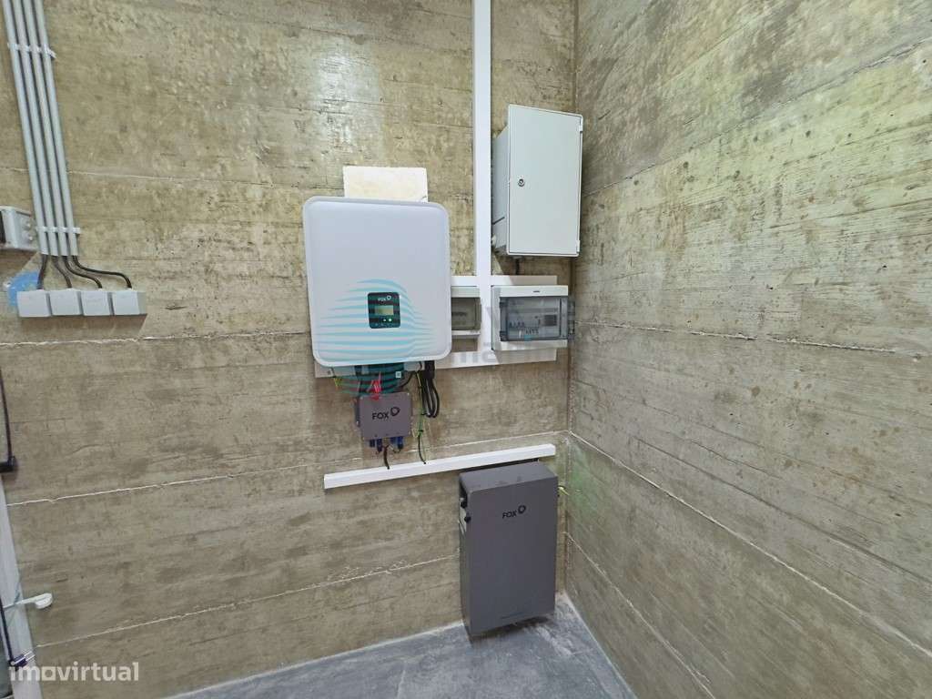 Moradia T4 Independente de Design Contemporâneo com Piscina e Garagem-34