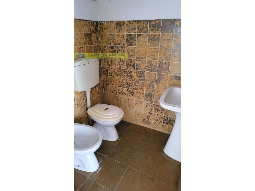 Loja de 38,27 m2 com cave de 300,00 m2. Alto do Seixalinho, Barreiro.-10