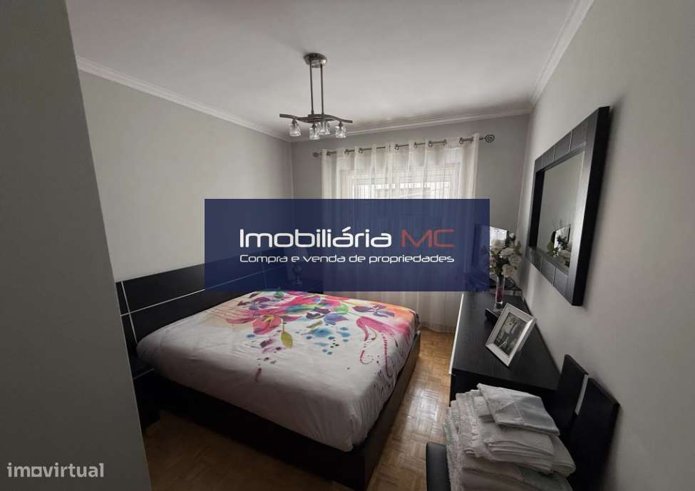 Apartamento T2 com terraço, junto à Avenida da República-12