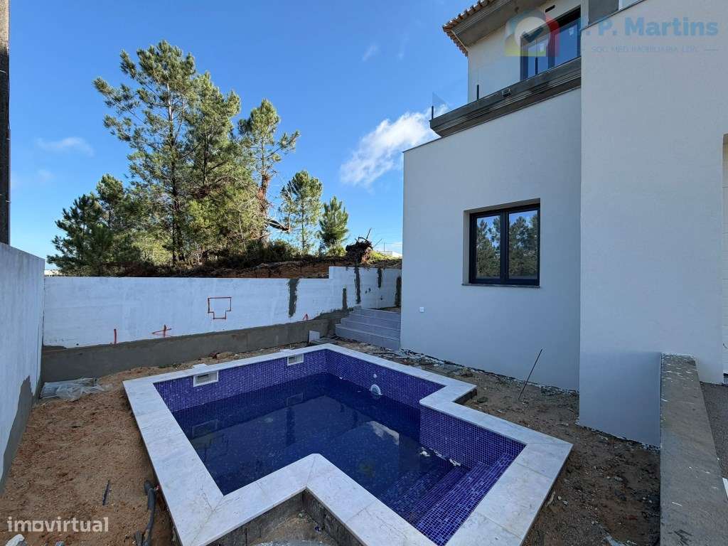 Moradia isolada, T4 com 4 suítes, piscina e garagem em Pinhal General-44