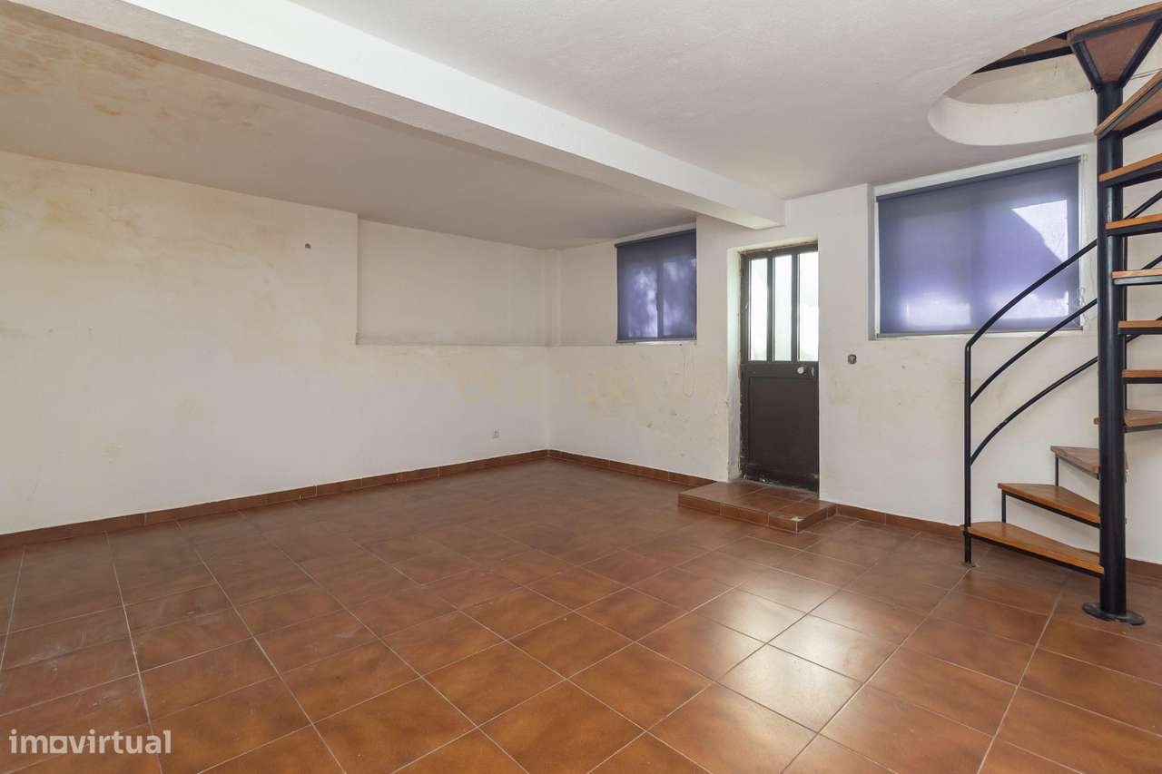 Moradia com construções de apoio, piscina e localização priviligiada-55