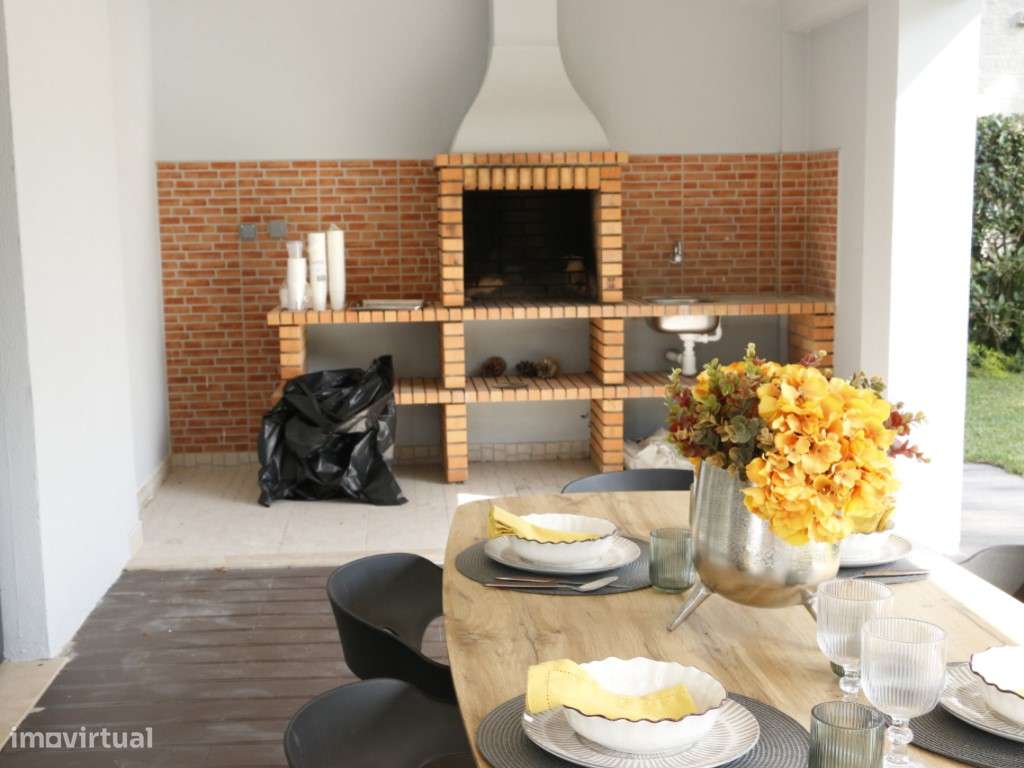 Moradia T4 com Jardim Privado e Piscina na Aroeira-29