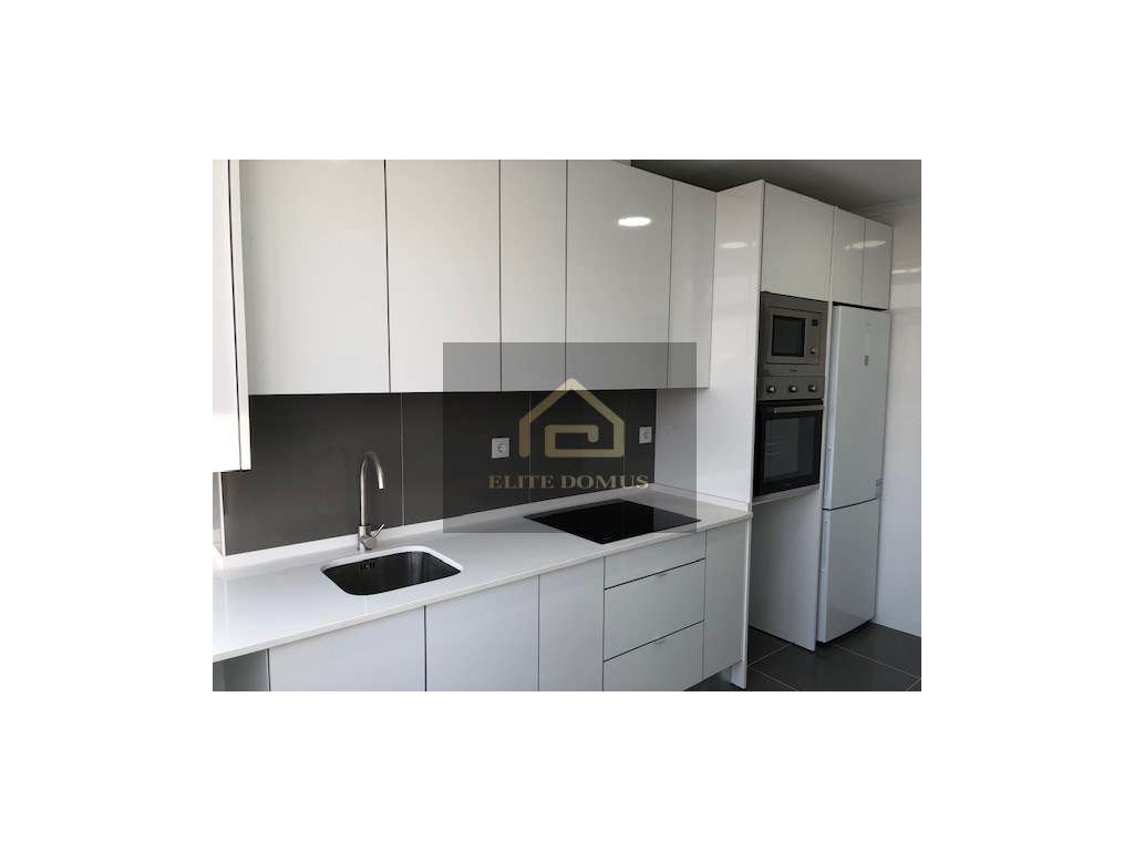 T1 Totalmente Remodelado com elevador e junto ao Metro - Reboleira!-19