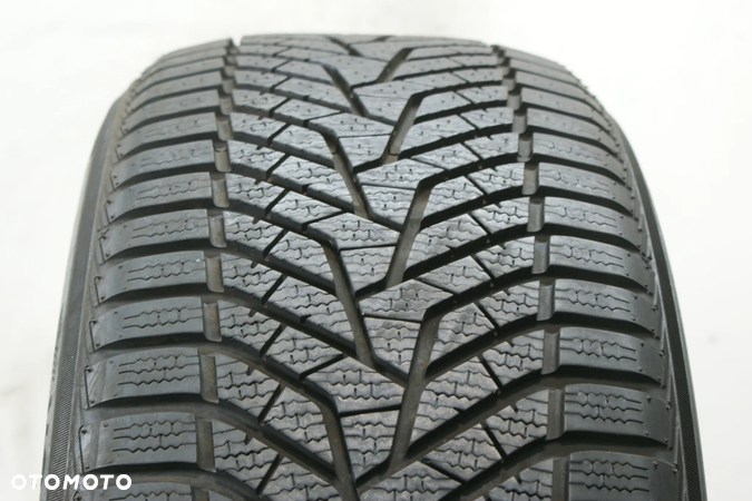 245/45R19 YOKOHAMA BLUEARTH WINTER V905 7,6mm 2022r - 1