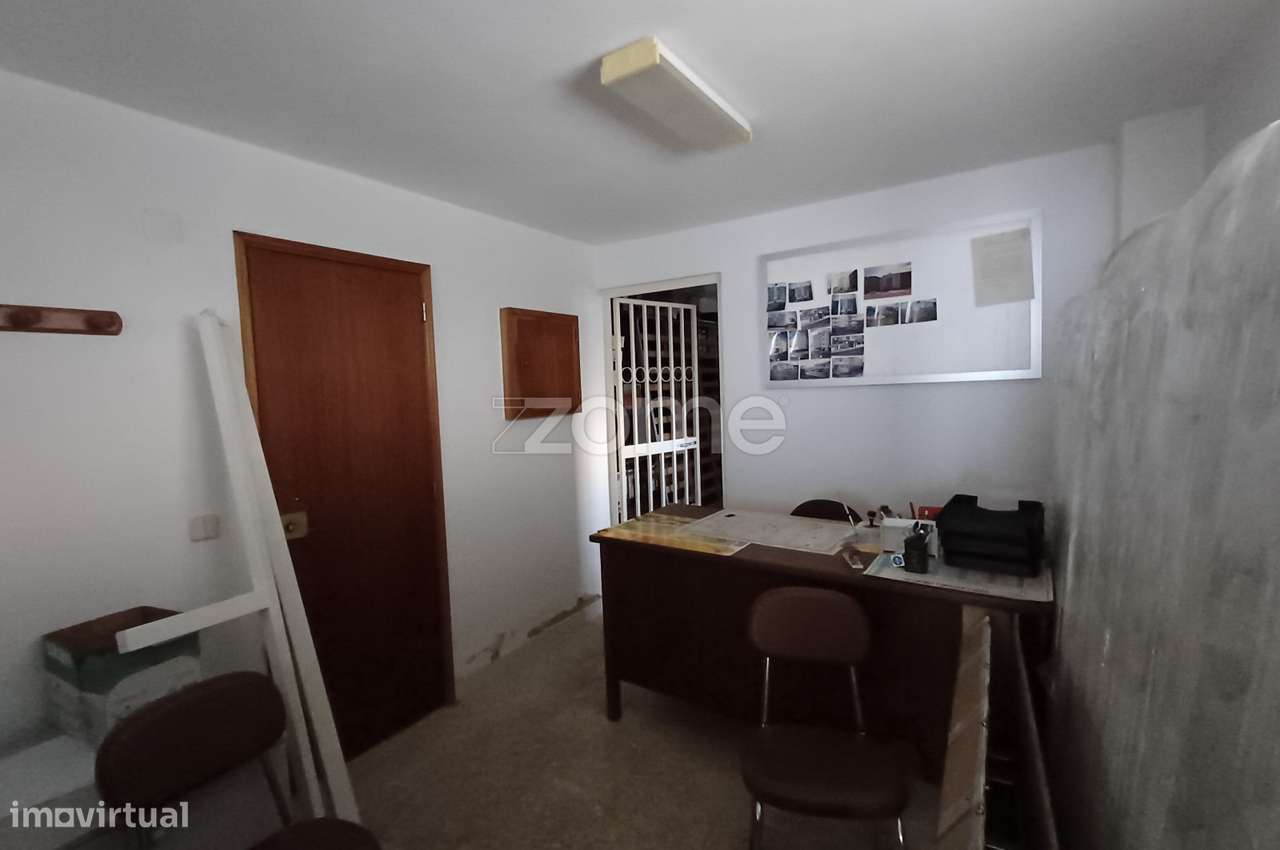 Garagem Box com arrecadação e casa de banho - Grande imagem: 3/8