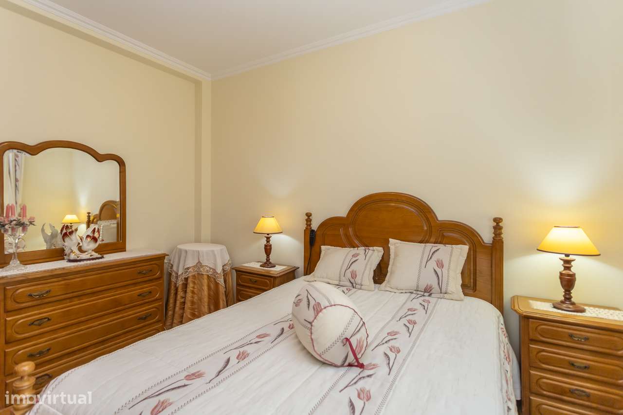 Andar de moradia T3 com terraço e cave muito espaçosa-17