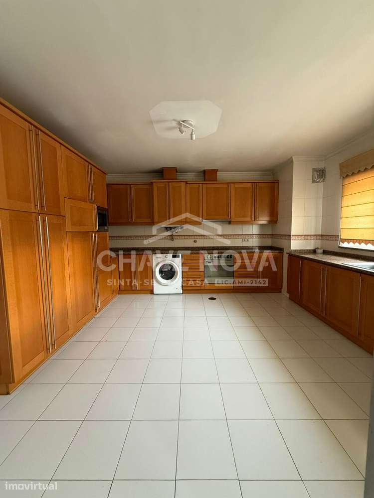 Moradia T4 com elevador, jardim, garagem e sala de cinema | 3.500€/mês - Grande imagem: 2/23