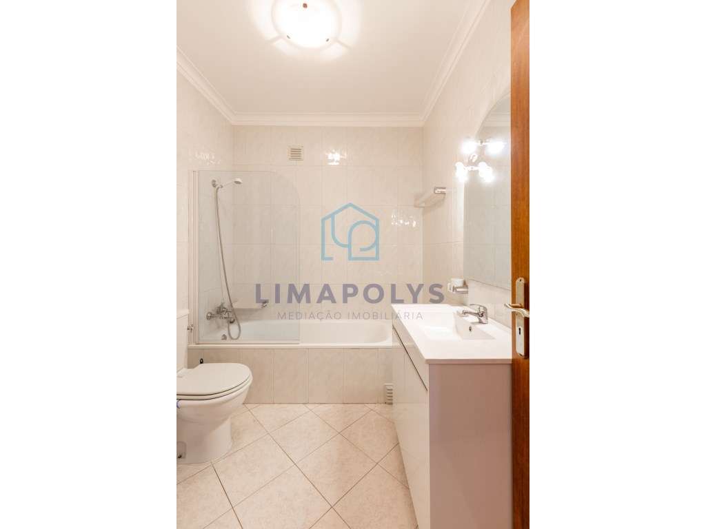 Apartamento T3 com amplas áreas e lugar de garagem-11