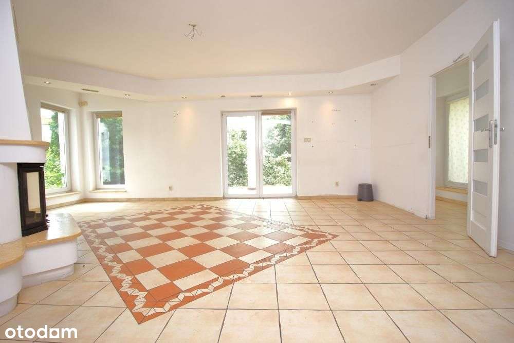 Dom wolnostojący z dużym ogrodem w spokojnej okolicy.-7