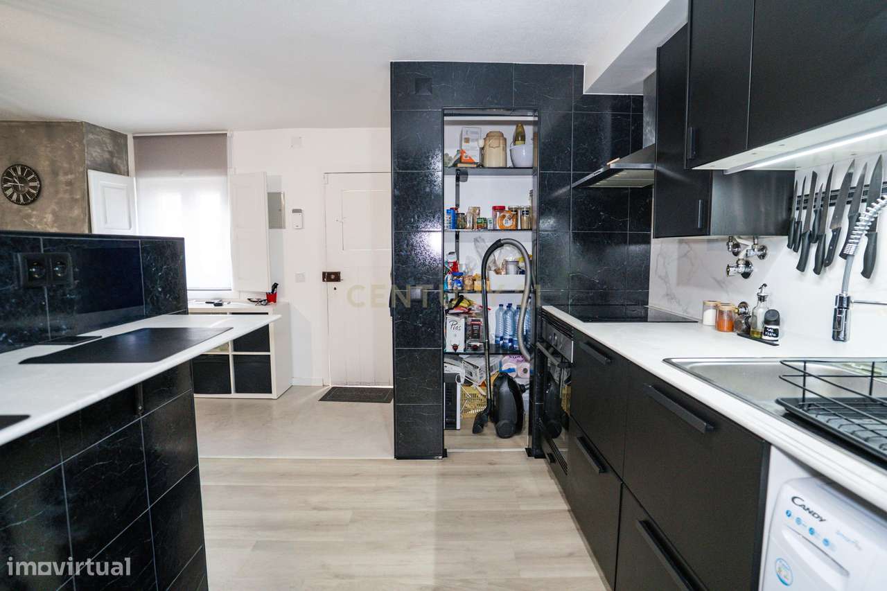 Moradia T2, totalmente renovada no centro de A dos Negros-12