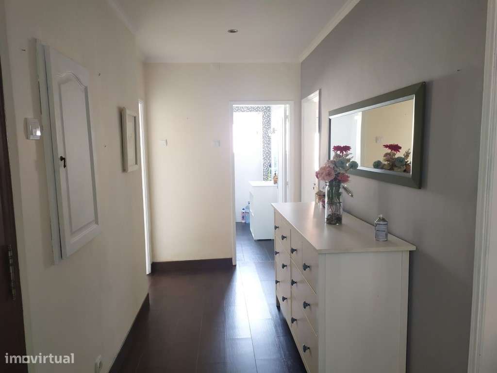 T2 remodelado e semiequipado na Amadora-5