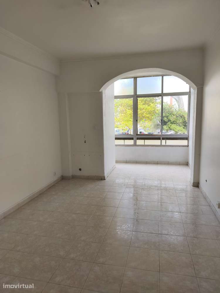 T2 Oeiras, Em Remodelação Total, Bem Localizado, Com Arrecadação.-2