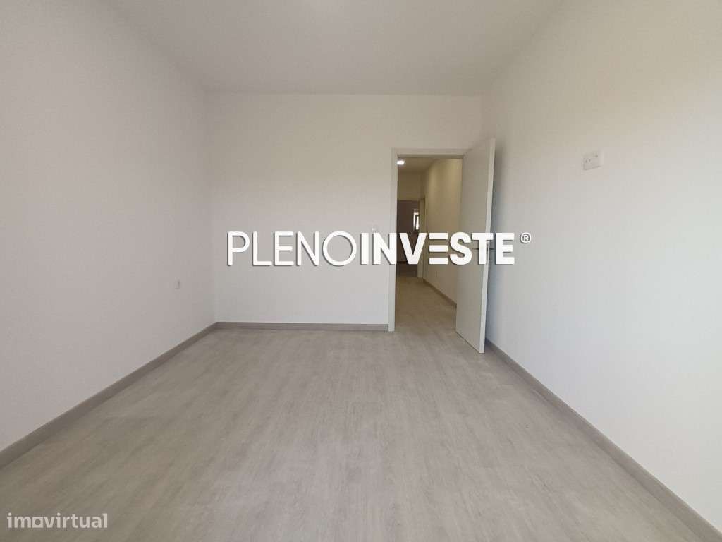 T4 Totalmente remodelado com vista rio no Seixal-19