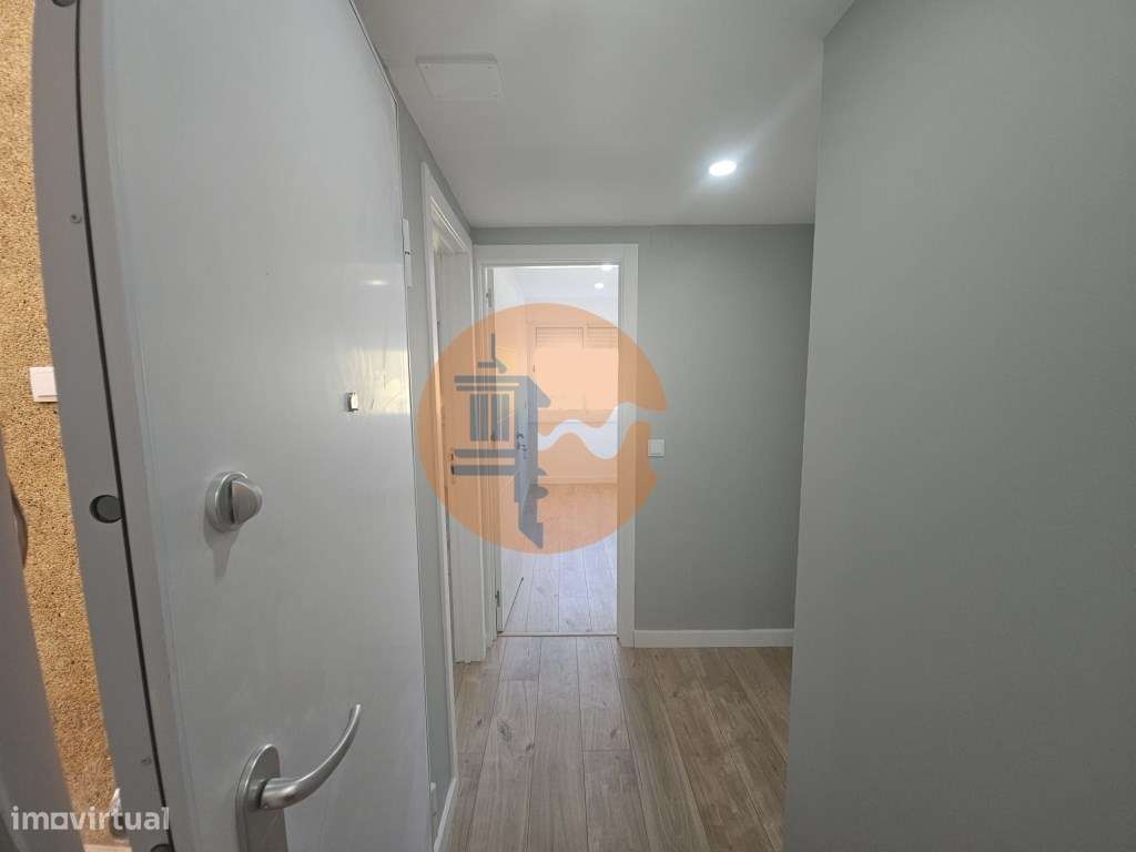 Simpático; Apartamento T3 totalmente remodelado com Cozinha equipad... - Grande imagem: 2/36