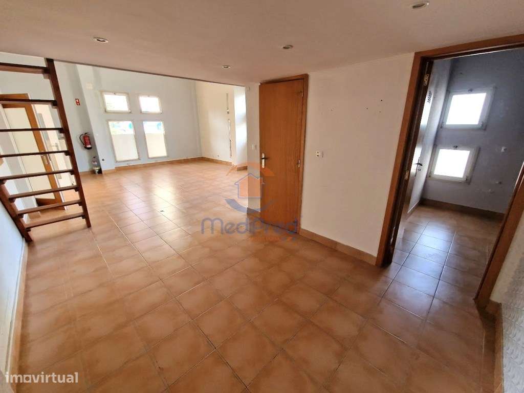 Loja com 104m2 c/ BOX | Santo António dos Cavaleiros - Loures - Grande imagem: 4/13
