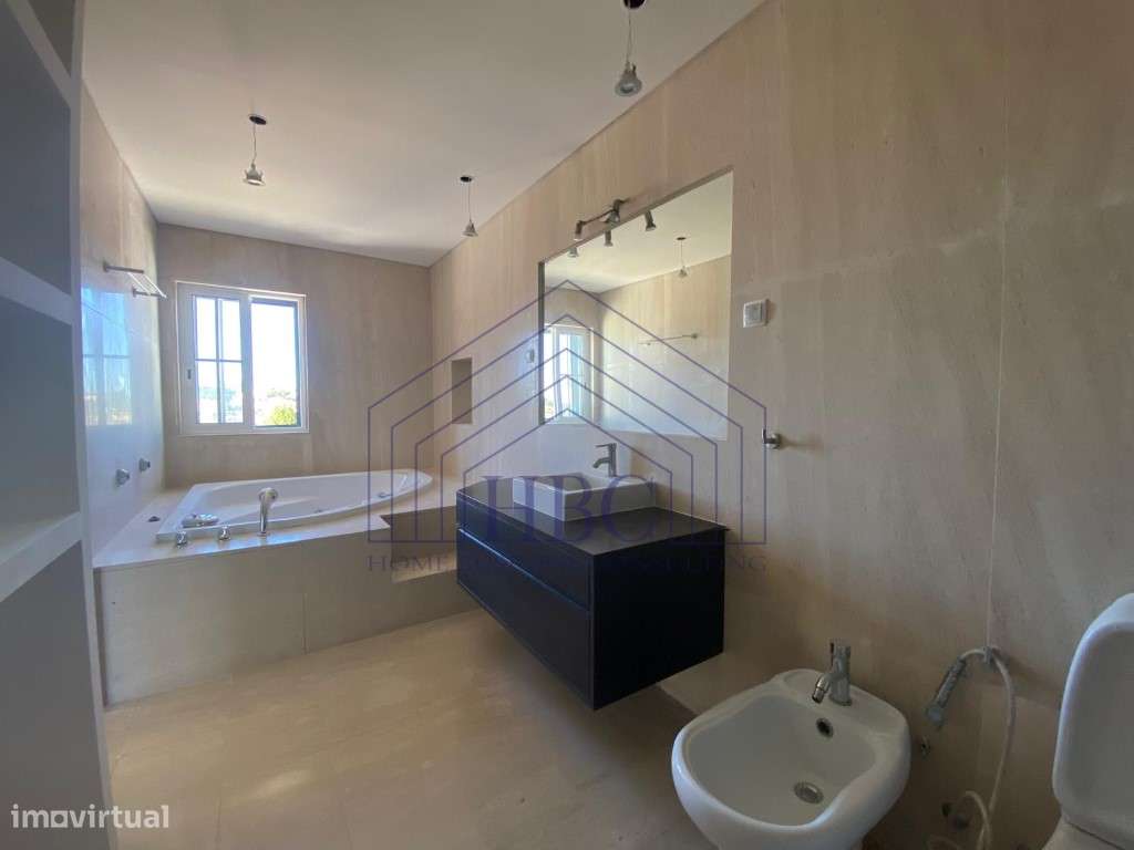 Moradia T4 com Amplo Jardim e Potencial de Remodelação em Alcabidec...-34
