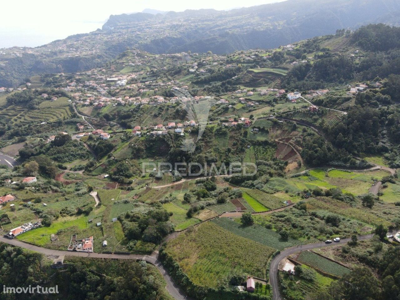 Terreno urbanizável com área de 1820 m2 em São Jorge