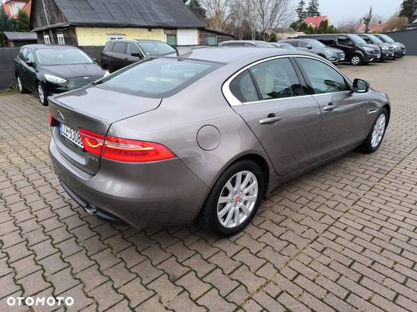 Jaguar XE 2.0 T Prestige - 6