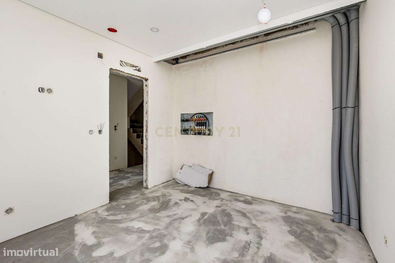 Moradia T4 com piscina em Caneças-32