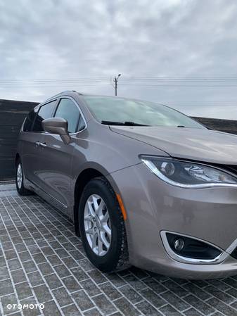 Chrysler Pacifica - 3