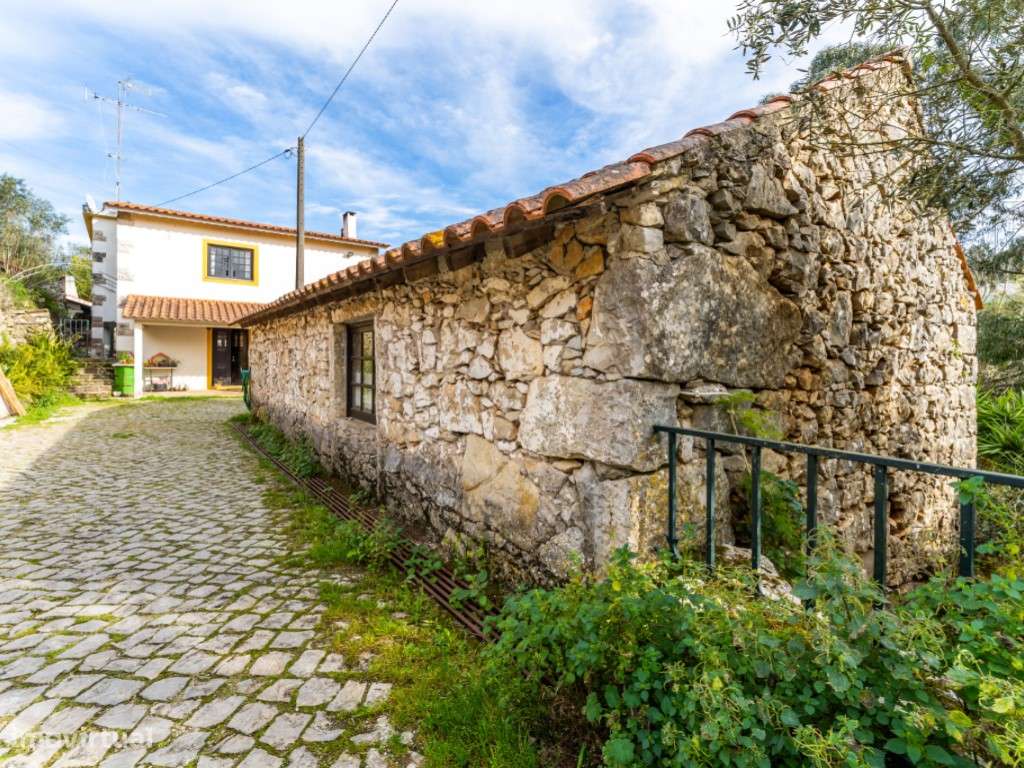 Moradia única inserida em lote de terreno junto à nascente do Rio A... - Grande imagem: 4/36