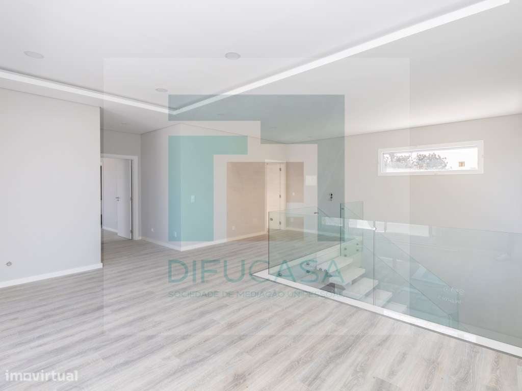 Moradia Isolada T4 Duplex com Piscina e Garagem-33