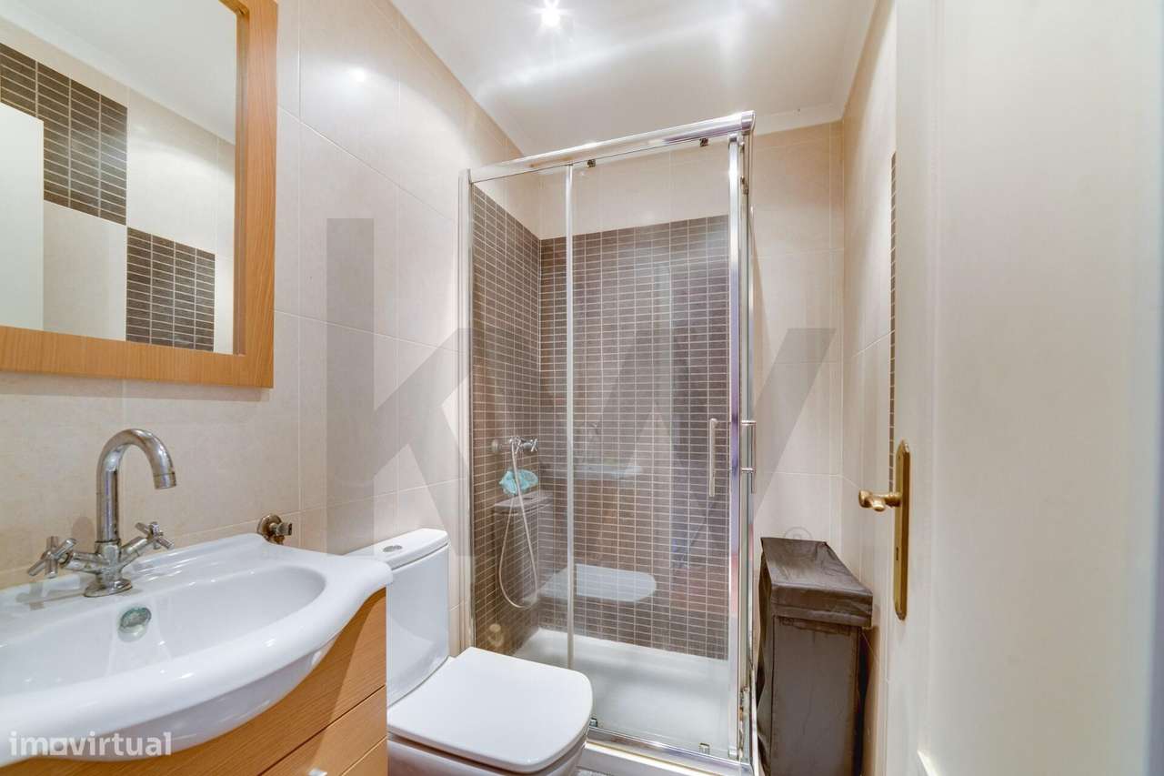 Apartamento T2 em Monte Abraão: Espaço, Luz e Conforto-8
