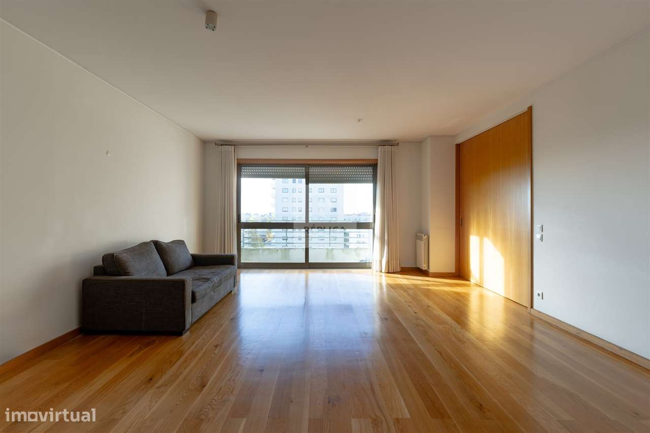 T3+1 com Varanda, Vistas Desafogadas e Layout Personalizado em Ramalde - Grande imagem: 4/30