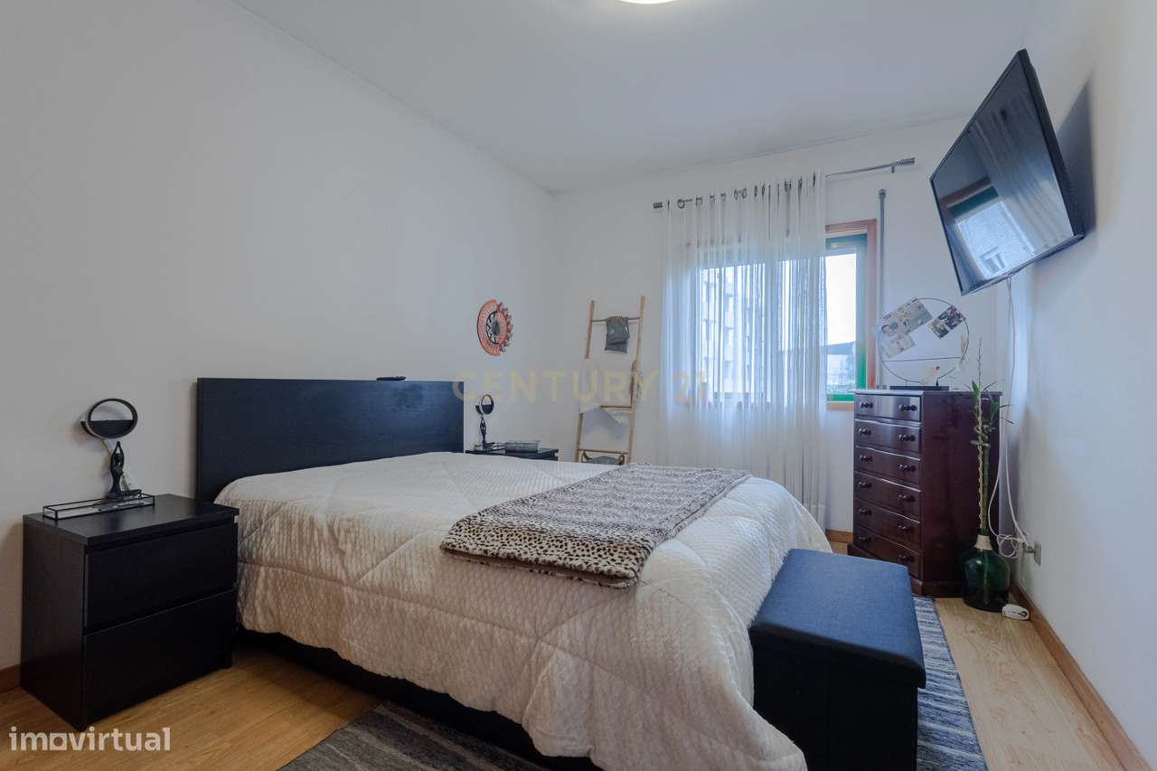 Fantástico Apartamento T2 com Lareira, Varanda e Lugar de Garagem | Fâ-15