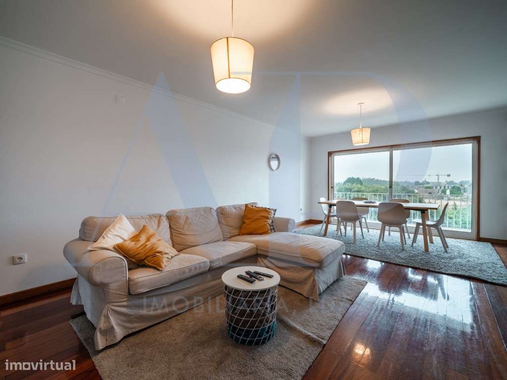 Apartamento T3 com varanda, e localização privilegiada em Vila do C...-2