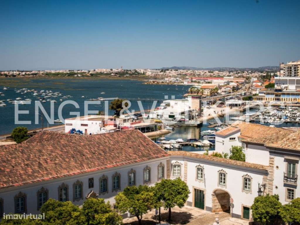 Andar de Moradia T3 Remodelado com Pátio em Faro-22