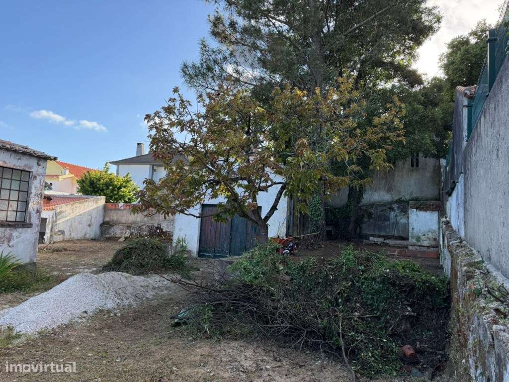 Moradia T4 para Renovação Total em Zona Nobre de Rio de Mouro-3