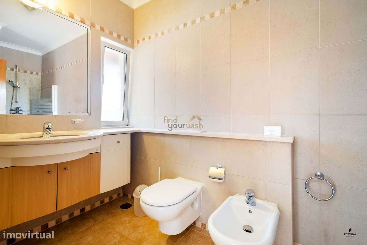 Moradia T4 com piscina, único piso,  com acesso direto ao exclusivo Ca-22