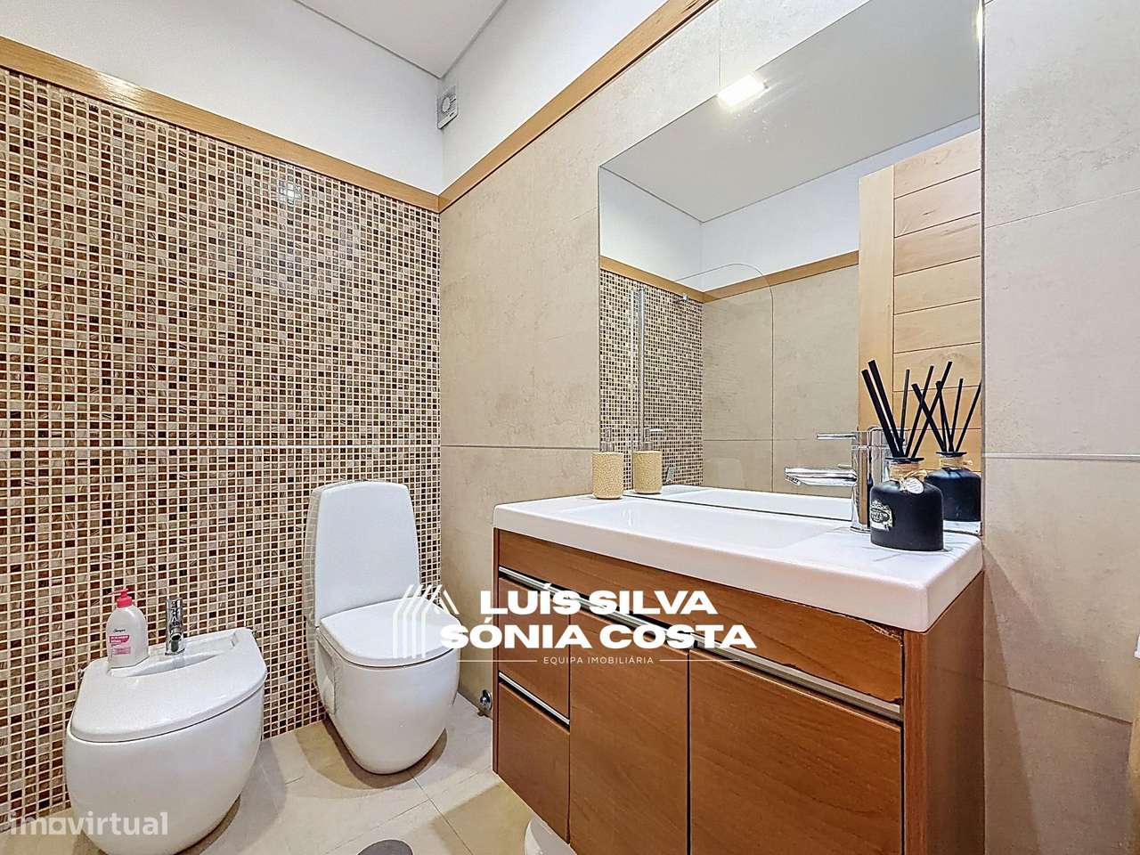 Moradia T4 Excelente Estado e Áreas | 2 Suites, Jacuzzi, Painéis...-7