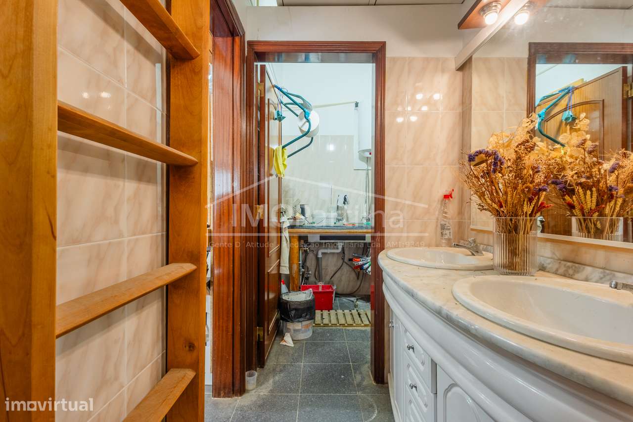 Loja c/ Excelente Luz Natural e Potencial de Conversão em Habitação T2-12