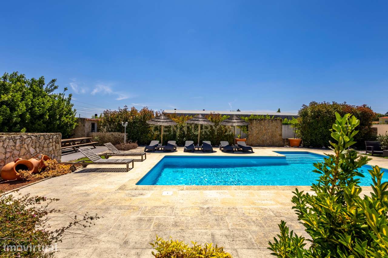 Moradia T5 Térrea com Piscina, Garagem e Lote de 2000 m² – Venda do Al-33