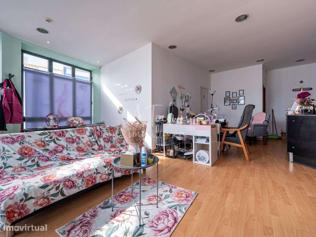 Prédio com loja e sotão independente - Grande imagem: 3/21